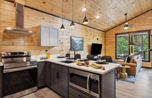 Gatlinburg - Pigeon Forge Casa | Luxury Cottage Game House Hot Tub Fire Pit