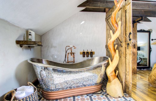 Pembroke Cabaña | Lujoso-Rural-Vista al campo-Baño con bañera-Luxury Cottage Sleeps 8