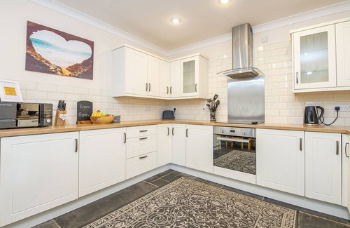Llanfyrnach Cabaña | Luxury cottage with private INDOOR hot tub & private woodlands walks