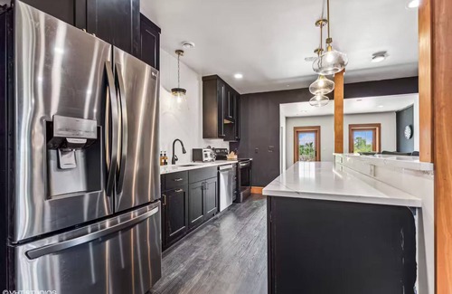 Waseca County Casa | Luxury Countryside Home! Sleeps 22+/Pickleball