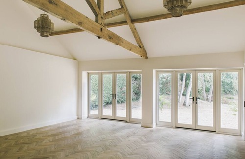 Hethel Casa | Luxury Countryside Retreat House with Hot Tub, Yoga Studio & Fire Pit