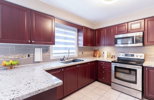 Barrie Casa | Luxury Cozy Family Retreat w/ King Bed | BBQ Grill | Game Room | Garden View