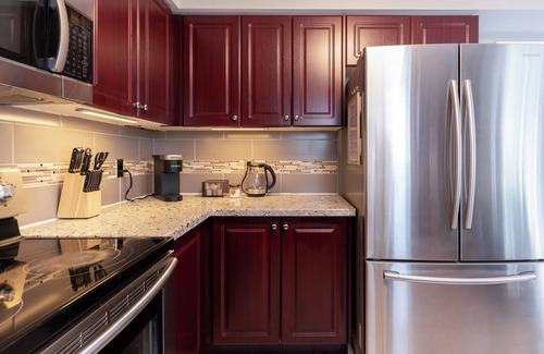 Barrie Casa | Luxury Cozy Family Retreat w/ King Bed | BBQ Grill | Game Room | Garden View