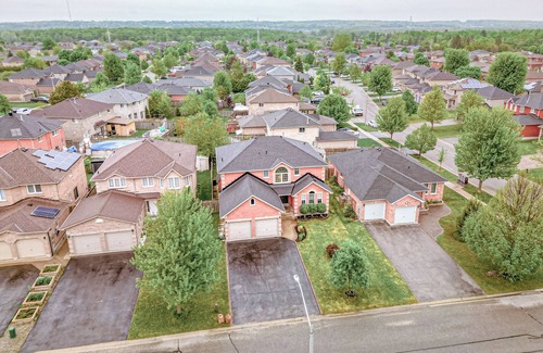 Barrie Casa | Luxury Cozy Family Retreat w/ King Bed | BBQ Grill | Game Room | Garden View