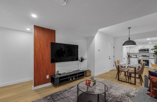 Southwest Calgary Apartamento | Luxury : Cozy| Modern| Clean| Spacious| easy Access to major routes in Calgary