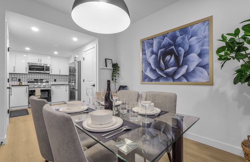 Southwest Calgary Apartamento | Luxury : Cozy| Modern| Clean| Spacious| easy Access to major routes in Calgary
