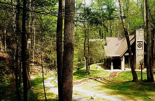 Gatlinburg - Pigeon Forge Cabaña | Libro de cuentos de lujo Cottage 5 acres aislados de exuberante bosque y corrientes * pacífico *