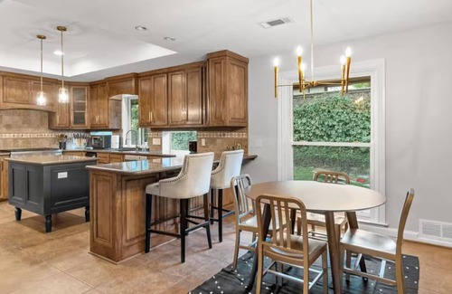 North Dallas Casa | Luxury Dallas Villa Guest Suite Pack n Play!