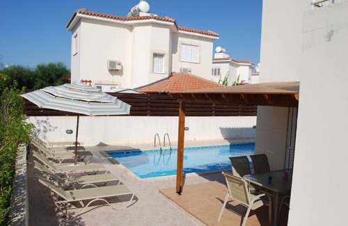 Paralimni Casa | Villa de lujo con piscina privada, cerca de playas de arena con wifi