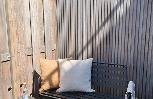 IJplein en Vogelbuurt Casa | Luxury Dikehouse studio with bath and double shower in Amsterdam.
