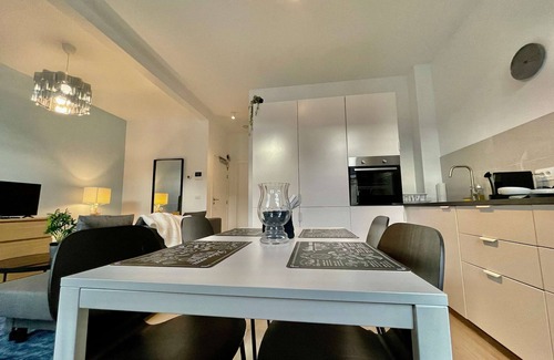 Klein-Antwerpen Apartamento | Luxury Dlx 1BR Near Fashion District by Oneluxstay