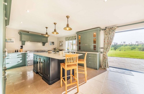 Sibford Gower Casa | Luxury dog friendly holiday home with large garden in the Cotswolds - Hill View House