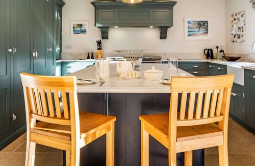 Sibford Gower Casa | Luxury dog friendly holiday home with large garden in the Cotswolds - Hill View House
