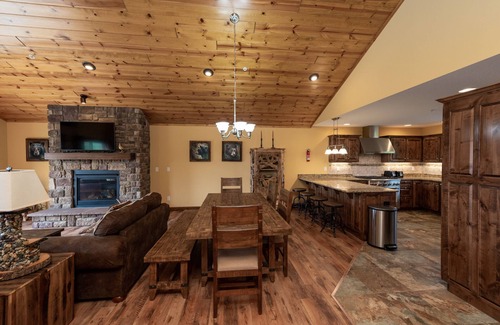 Waterfront Greens Casa | Beary Fine Resort: Lake Access, Dogs Welcome, Indoor Pool!