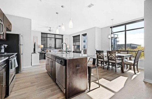 Rolling Mill Hill Condominio | Lujosa unidad grande de 2 dormitorios y 2 baños en el centro de la esquina de condominios Unidad # 504