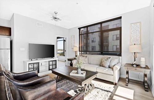 Rolling Mill Hill Condominio | Lujosa unidad grande de 2 dormitorios y 2 baños en el centro de la esquina de condominios Unidad # 504