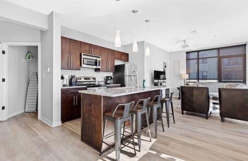 Rolling Mill Hill Condominio | Lujosa unidad grande de 2 dormitorios y 2 baños en el centro de la esquina de condominios Unidad # 504
