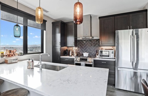 East End - Valley Street Condominio | Luxury Downtown Condo with Views!