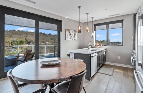 East End - Valley Street Condominio | Luxury Downtown Condo with Views!
