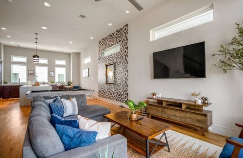 South Central Houston Casa | Luxury Downtown Getaway With Breathtaking Views