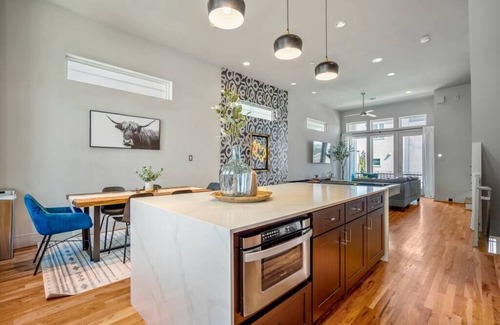 South Central Houston Casa | Luxury Downtown Getaway With Breathtaking Views