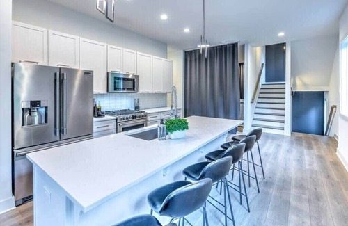 Berry Hill Casa | Luxury Downtown Home-12 BEDS! Game Room + Hot tub