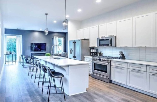 Berry Hill Casa | Luxury Downtown Home-12 BEDS! Game Room + Hot tub