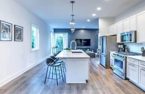 Berry Hill Casa | Luxury Downtown Home-12 BEDS! Game Room + Hot tub