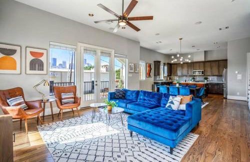 East Downtown Houston Casa | Luxury Downtown Home w Rooftop Deck in the Skyline