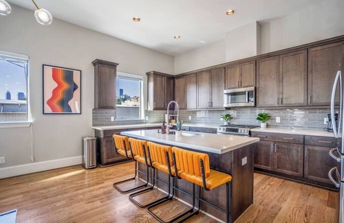 East Downtown Houston Casa | Luxury Downtown Home w Rooftop Deck in the Skyline