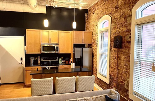 Jonesboro Condominio | Luxury Downtown JB Condo-Designated Parking!