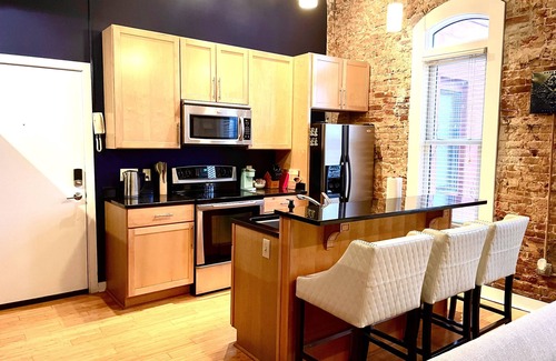 Jonesboro Condominio | Luxury Downtown JB Condo-Designated Parking!
