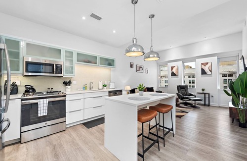 Downtown Kansas City Condominio | Luxury Downtown KC Condo w/ Free Parking, Gym, King Bed & Massage Chair