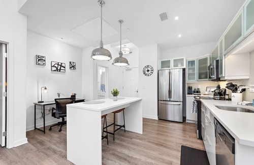 Downtown Kansas City Condominio | Luxury Downtown KC Condo w/ Free Parking, Gym, King Bed & Massage Chair
