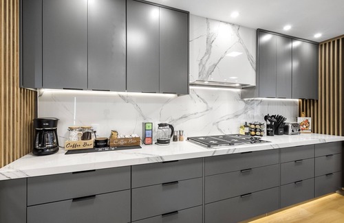 North Philadelphia West Casa | Luxury Downtown Mansion! Garage Parking! Roofdeck!