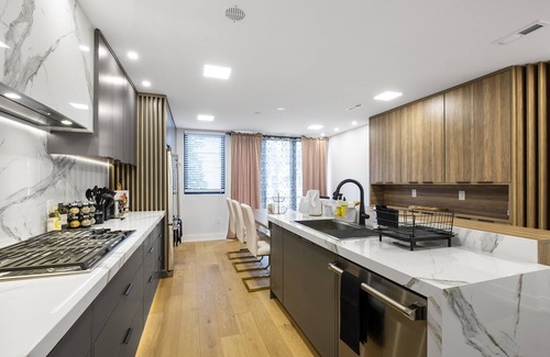 North Philadelphia West Casa | Luxury Downtown Mansion! Garage Parking! Roofdeck!