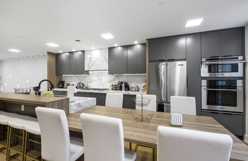 North Philadelphia West Casa | Luxury Downtown Mansion! Garage Parking! Roofdeck!