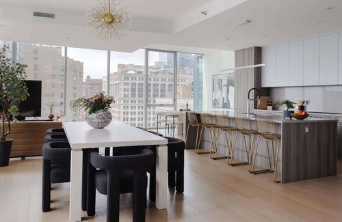 The Loop Apartamento | Luxury Downtown PH: Bean & Lake Views