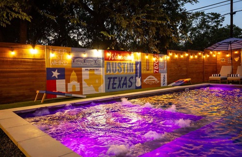 East Cesar Chavez Casa | Luxury Downtown Retreat w/Pool+Hot Tub, 6Bdr