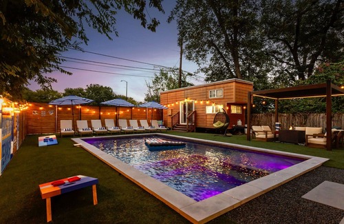 East Cesar Chavez Casa | Luxury Downtown Retreat w/Pool+Hot Tub, 6Bdr