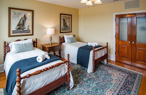 Hendersonville Condominio | Luxury Downtown Penthouse-Mt. Views & Free Parking