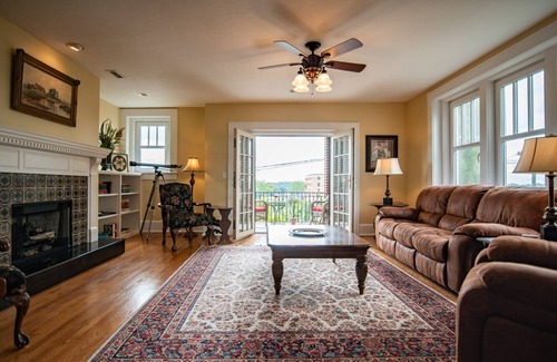 Hendersonville Condominio | Luxury Downtown Penthouse-Mt. Views & Free Parking
