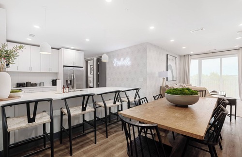 Rolling Mill Hill Condominio | Luxury Downtown. Walk to Broadway. Sleeps 10. Rooftop & Gym.