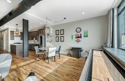 Downtown Asheville Condominio | Luxury Downtown walkable AVL condo w arcade 2BR2BA