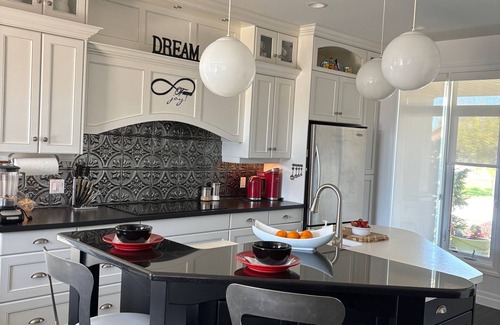 Sarnia Casa | Luxury Dream Home – Beaches, Golf, Parks, Trails – Perfect for Families