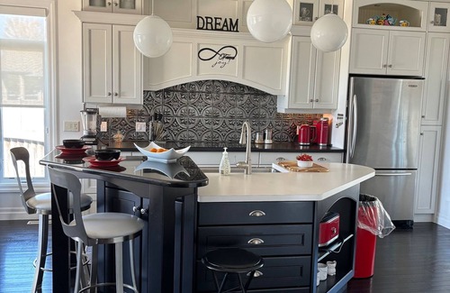 Sarnia Casa | Luxury Dream Home – Beaches, Golf, Parks, Trails – Perfect for Families