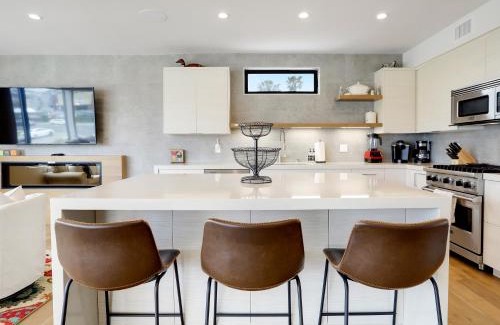 Pacific Beach Casa | Luxury Dream Home - Massive Rooftop Patio, Zen Garden, AC & Fast Wifi!