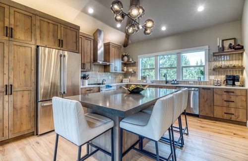Redmond Casa | Secluded Resort Paradise w/3 Kings, Hot Tub, Deck overlooking the Fairway!