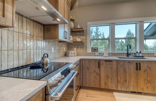 Redmond Casa | Secluded Resort Paradise w/3 Kings, Hot Tub, Deck overlooking the Fairway!