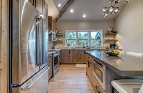 Redmond Casa | Secluded Resort Paradise w/3 Kings, Hot Tub, Deck overlooking the Fairway!